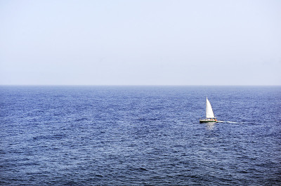 帆船在海上