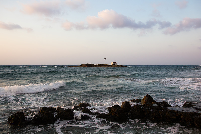 马莉娅和克里特岛的爱琴海海岸的岩石，