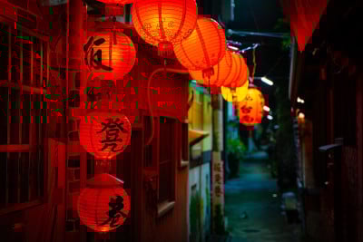台南/台湾——2019年8月12日:台南一条狭窄的小巷。