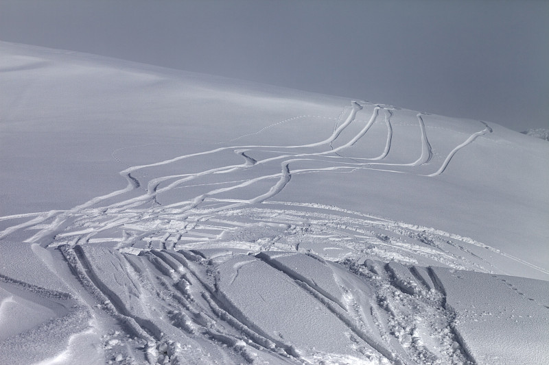 雾中的雪道外山坡