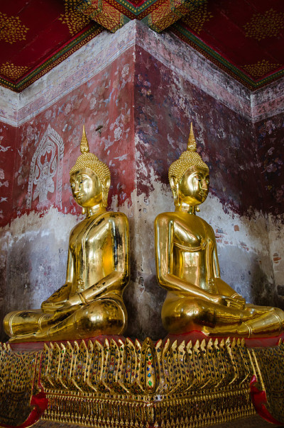 镀金佛像在古阳台，Wat Suthat在曼谷。