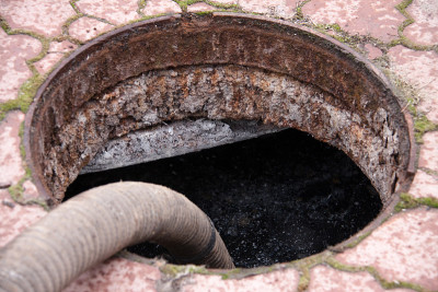 从排水孔抽污水