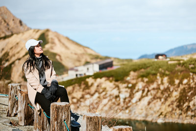 一名亚洲女子在日本富山的高山路线上名为Murodo的公园里旅行
