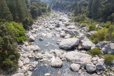 内华达山脉山脉河流的航拍