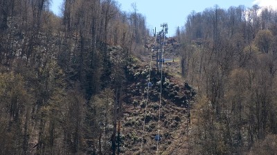 俄罗斯索契，Krasnaya Polyana高加索山区的Gorky Gorod滑雪胜地的缆车。秋天风
