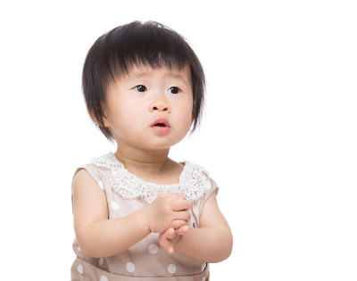 亚洲女婴在鼓掌