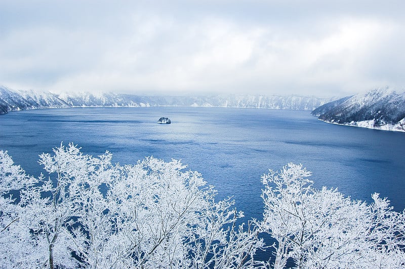 日本北海道的马淑湖和冬季的雾凇