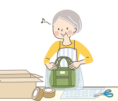 老年妇女包装和发送产品