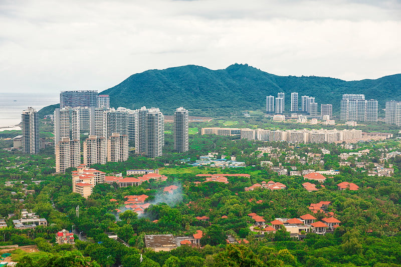 美丽的度假城市全景，中国，海南。三亚是中国著名的旅游胜地。三亚市居民区，位于南海沿岸