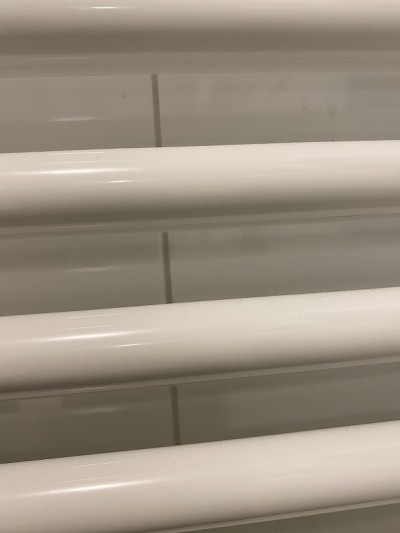 加热器的加热棒垂直安装在墙上