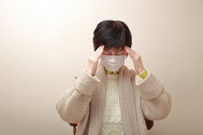 中年妇女戴口罩而感冒
