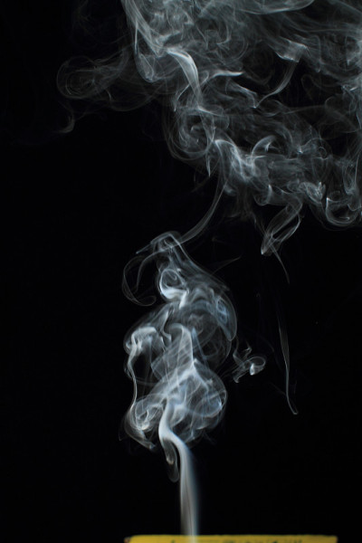 黑色背景上的白色烟雾纹理