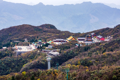 从天门山山顶森林中的天门山寺庙俯瞰