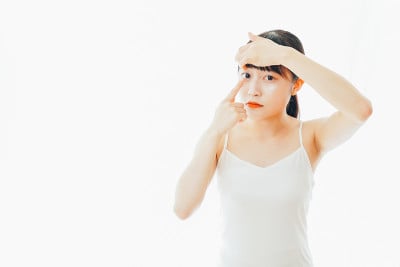 戴隐形眼镜的年轻女子