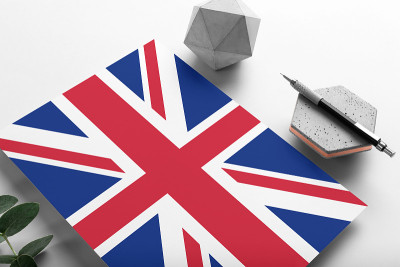 英国旗帜在极简主义的纸背景。国家邀请信用时髦的钢笔刻在石头上。通信的概念。