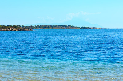 夏季海岸(希托尼亚，希腊)。
