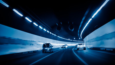 汽车穿越隧道