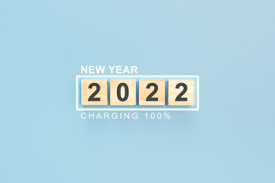2022年木制立方体新年背景。2022年写在木块上。蓝色背景2022年新年木方，状态栏收费100