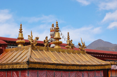 西藏寺庙屋顶装饰