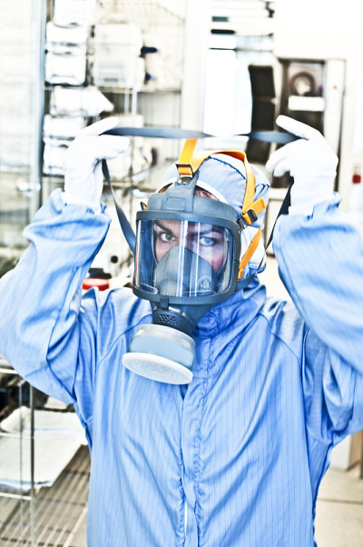 女Hazmat / Hazchem科学家戴上/脱下防毒面具。