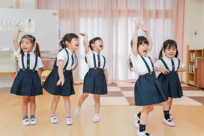 孩子们和幼儿园老师玩耍