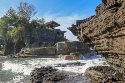 美丽的巴厘岛的风景。古老的印度教神庙塔纳在日落天空的岩石上。巴厘岛,印度尼西亚。印度尼西亚巴厘岛上著