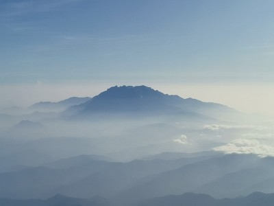 近距离观看美丽的蓝天和令人惊叹的基纳巴卢山透过窗户飞机。马来西亚沙巴,。婆罗洲。