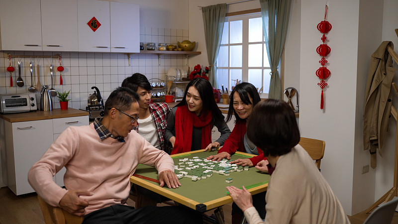 心烦意乱的女儿没能坐在椅子上玩音乐椅游戏，站在哥哥旁边抱怨。错过了打麻将的机会。文本背景翻译:运气