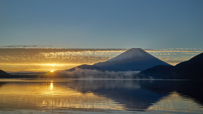 富士山上本德湖的日出
