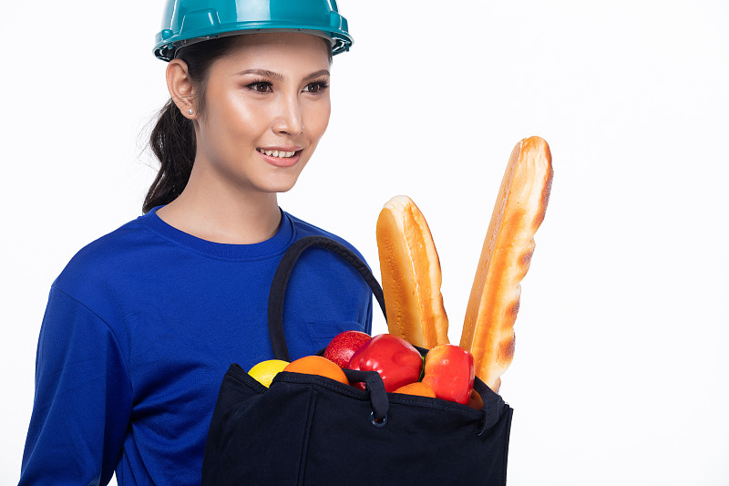 女人是食品配送服务孤立的