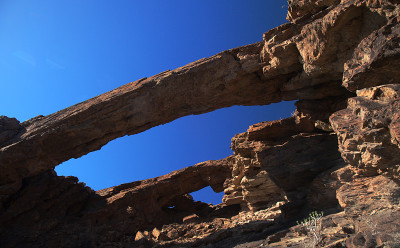 大卡纳里亚岛，沿着ravive Barranco Hondo的徒步旅行路线，岛屿南部的深峡谷，充满了