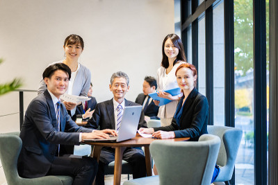 在办公室开会的商务人士