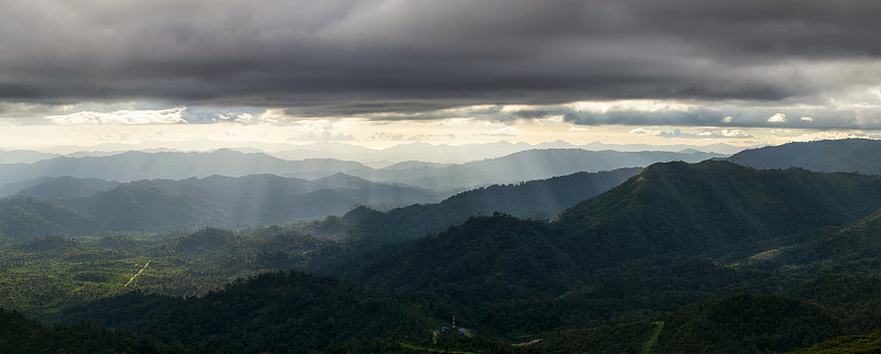 在暴风雨来临前，山峦与暴风雨云和阳光的全景，自然景观