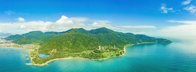 岘港山特拉半岛尽收眼底，这是一个非常著名的旅游目的地。