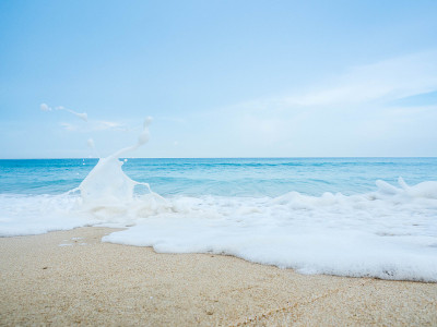 泰国普吉岛海滩上的蓝色海浪