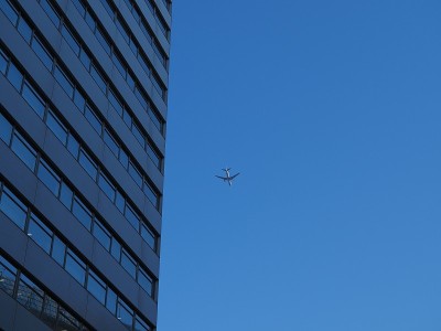 在大楼上空低空飞行的客机