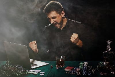 满脸胡须的在线赌场玩家庆祝胜利