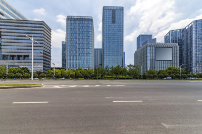 全景天际线和现代商业办公建筑与空的道路，空的混凝土广场地板