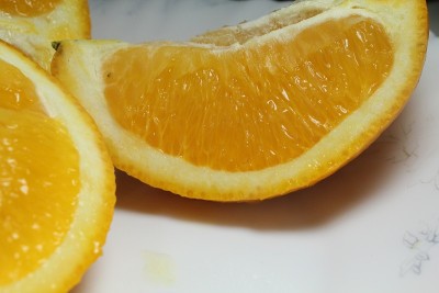 切片的橙色特写和微距照片