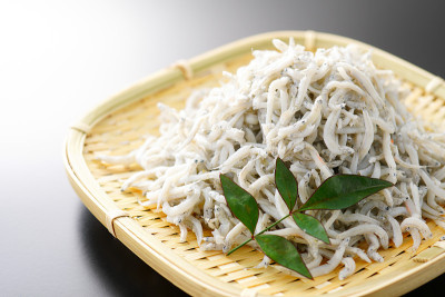 煮银鱼。煮婴儿沙丁鱼。Kamaage shirasu。日本的食物。