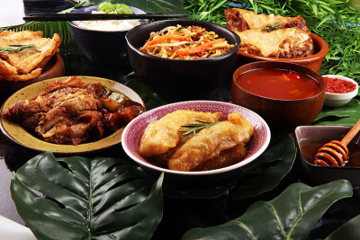 什锦中餐套装。面条，炒饭，北京烤鸭，点心，春卷。餐桌上的中国名菜。中国餐馆