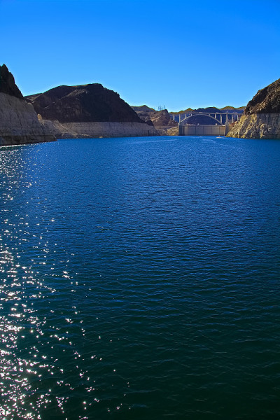 米德湖红色悬崖上的白色低水位带进入胡佛大坝。米德湖国家休闲区内胡佛大坝上的一个湖。米德湖位于内华达州