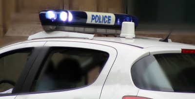 一辆带着警笛的警车