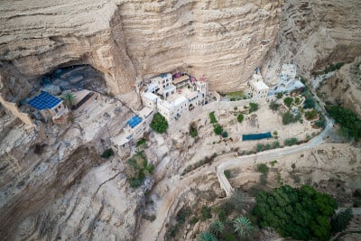 Wadi Qelt在犹太沙漠圣乔治东正教修道院周围
