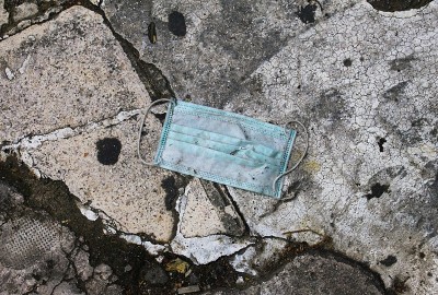 医用口罩扔在地上