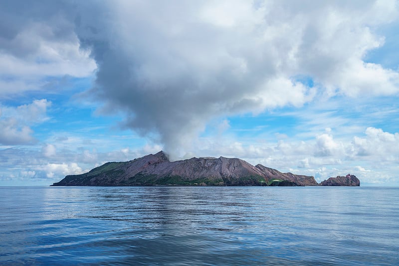 火山上空的烟雾，白岛，富饶湾，新西兰