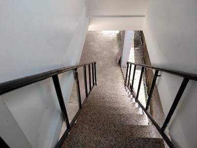 铁楼梯，黑色把手