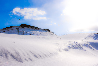 在滑雪坡上抬升