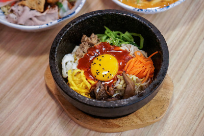 猪肉蛋黄拌石锅拌饭。