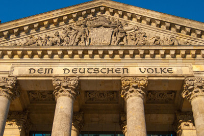 dem deutschen volke——对德国人民来说，这是德国国会大厦正面的德语用语